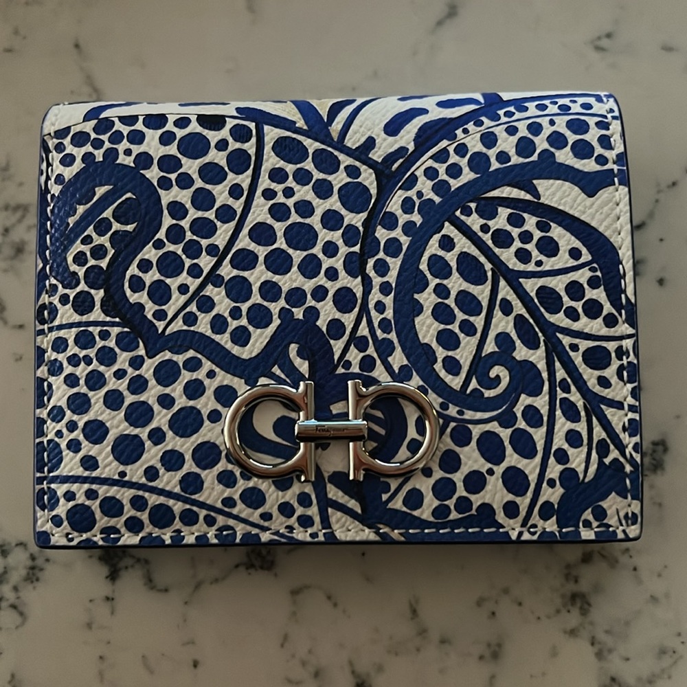 Ferragamo Women’s Gancjni Compact Wallet NWT in box / Blue and white